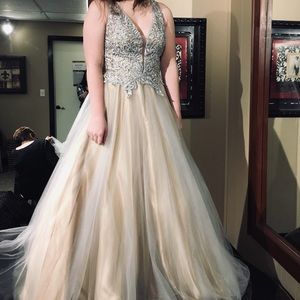 Morrell Maxie • Gown gray and gold, sz 6 dress